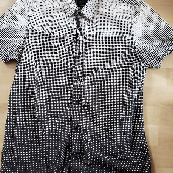 Guess Brand Slim Fit Mens short sleeved shirt, size Medium - Picture 3 of 7